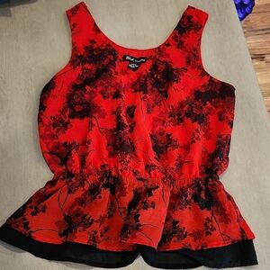💙 NWOT Black Label-  Peplum Style Red and Black Floral Blouse